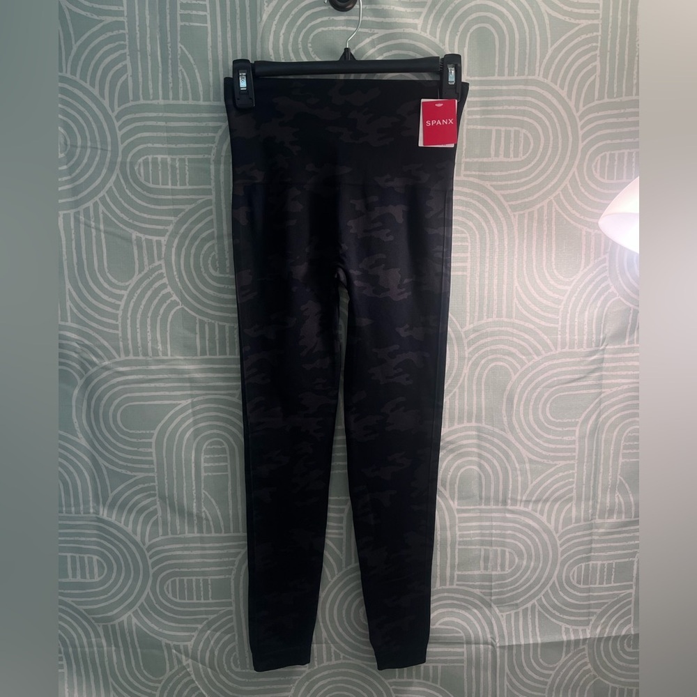 SPANX Look At Me Now Leggings | Black Camo | Medium | NWT